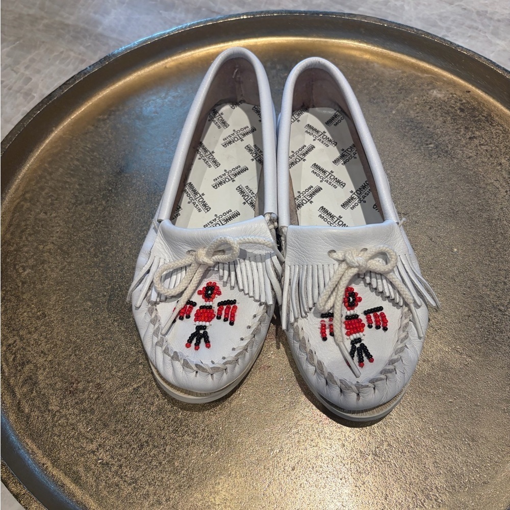 Minnetonka Beaded Leather Moccasins – White | Size 6